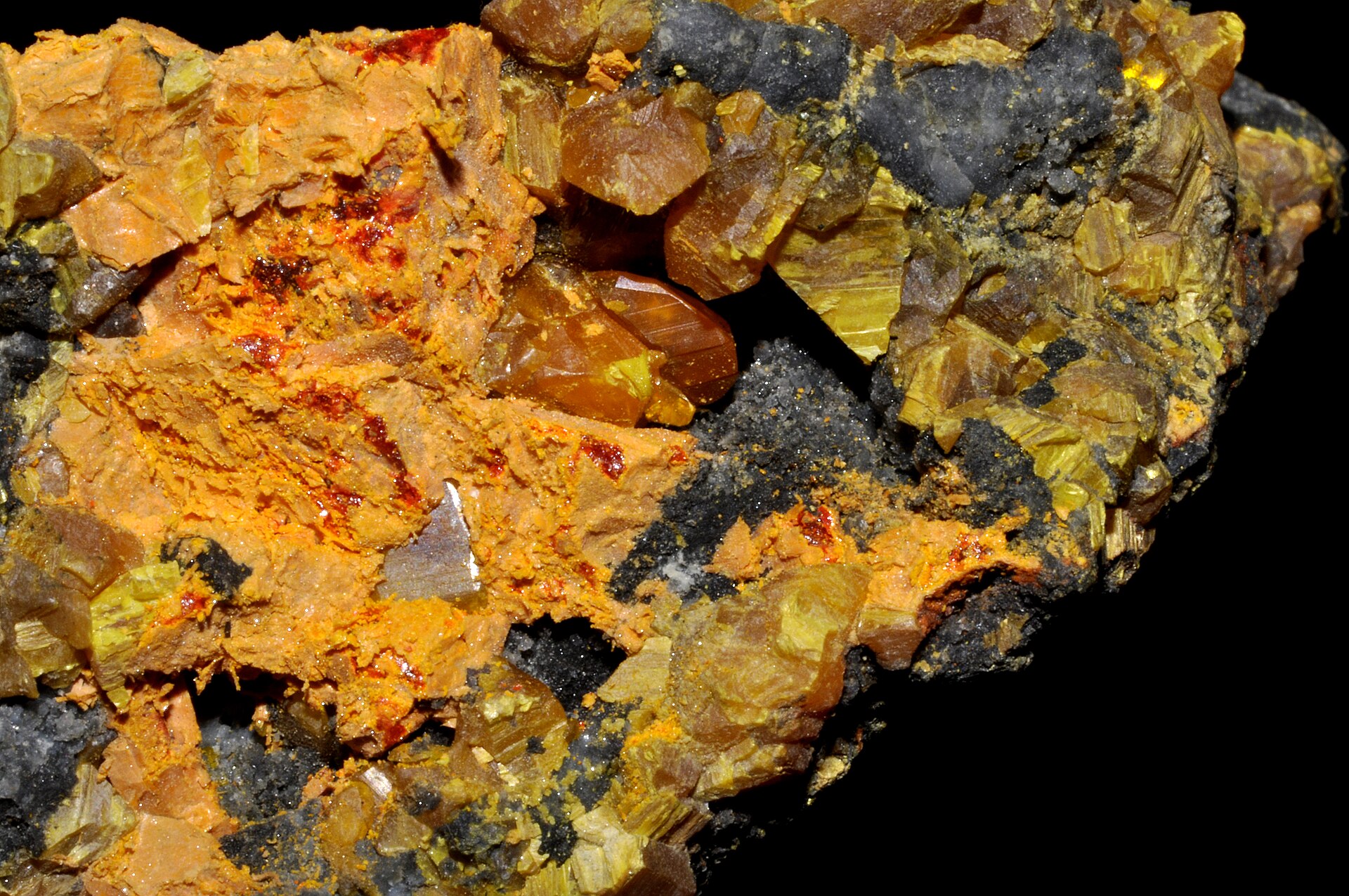 Orpiment jaune et réalgar rouge, deux sulfures d'arsenic, sur gangue